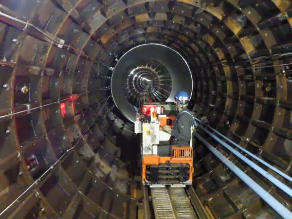 トンネル内配管運搬状況