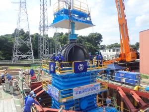 既設管へのバルブ（φ2400mm）設置状況（施行中）